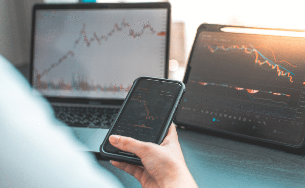 Tela de computador exibindo um gráfico financeiro, ilustrando Corretoras irregulares CVM 2026