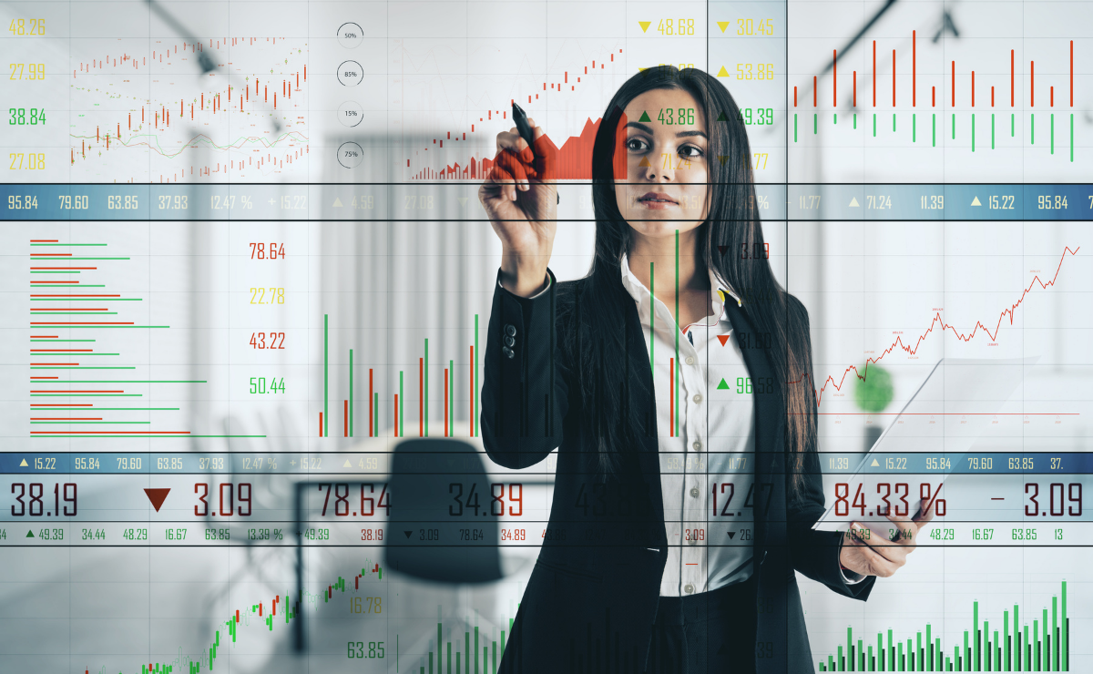 Trader analisando gráficos de B3 no computador, ilustrando estratégias legais de como vender mentoria financeira